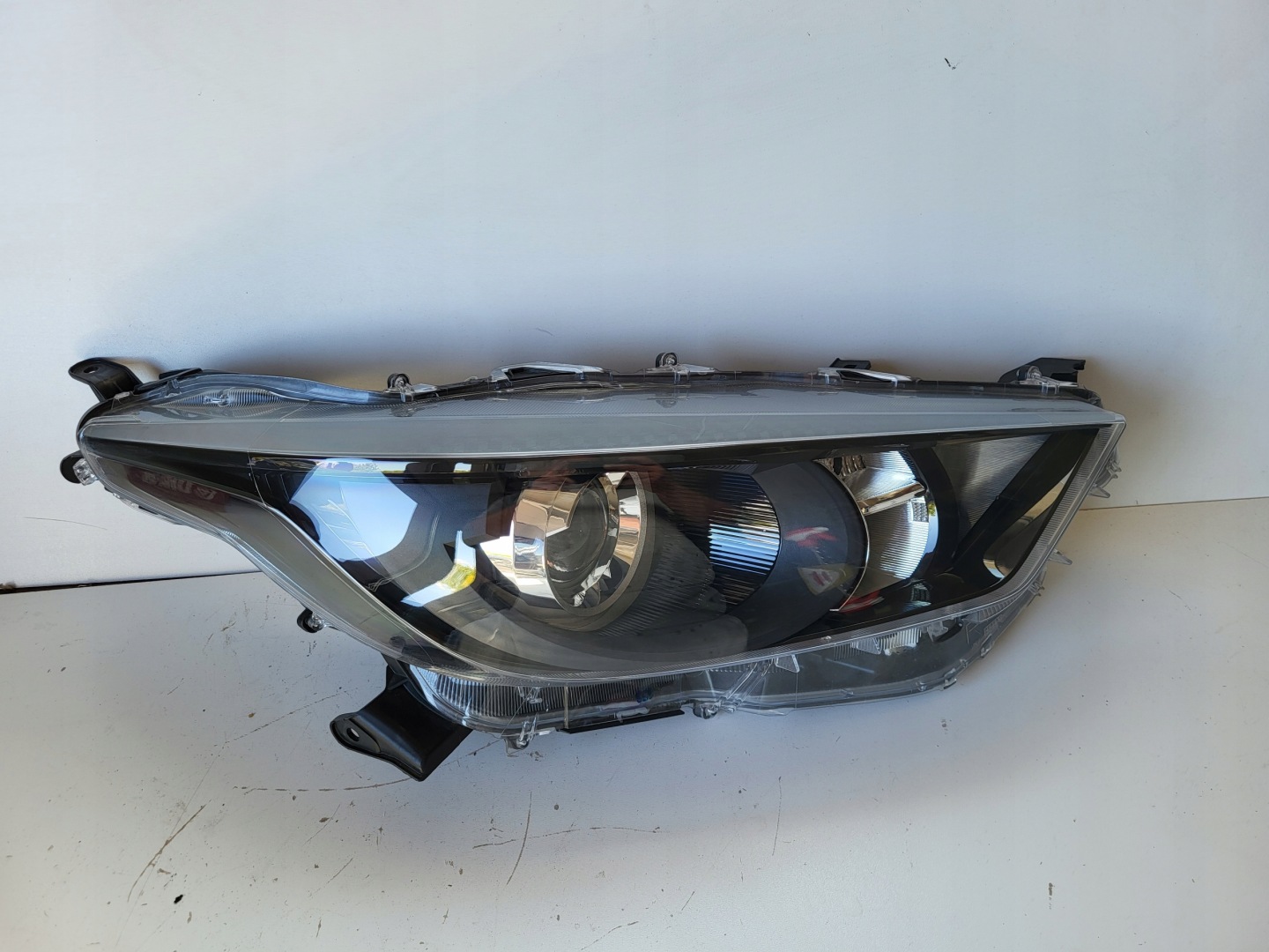 Frontscheinwerfer Toyota Yaris I P1 LED Rechts Scheinwerfer Headlight - Image 1
