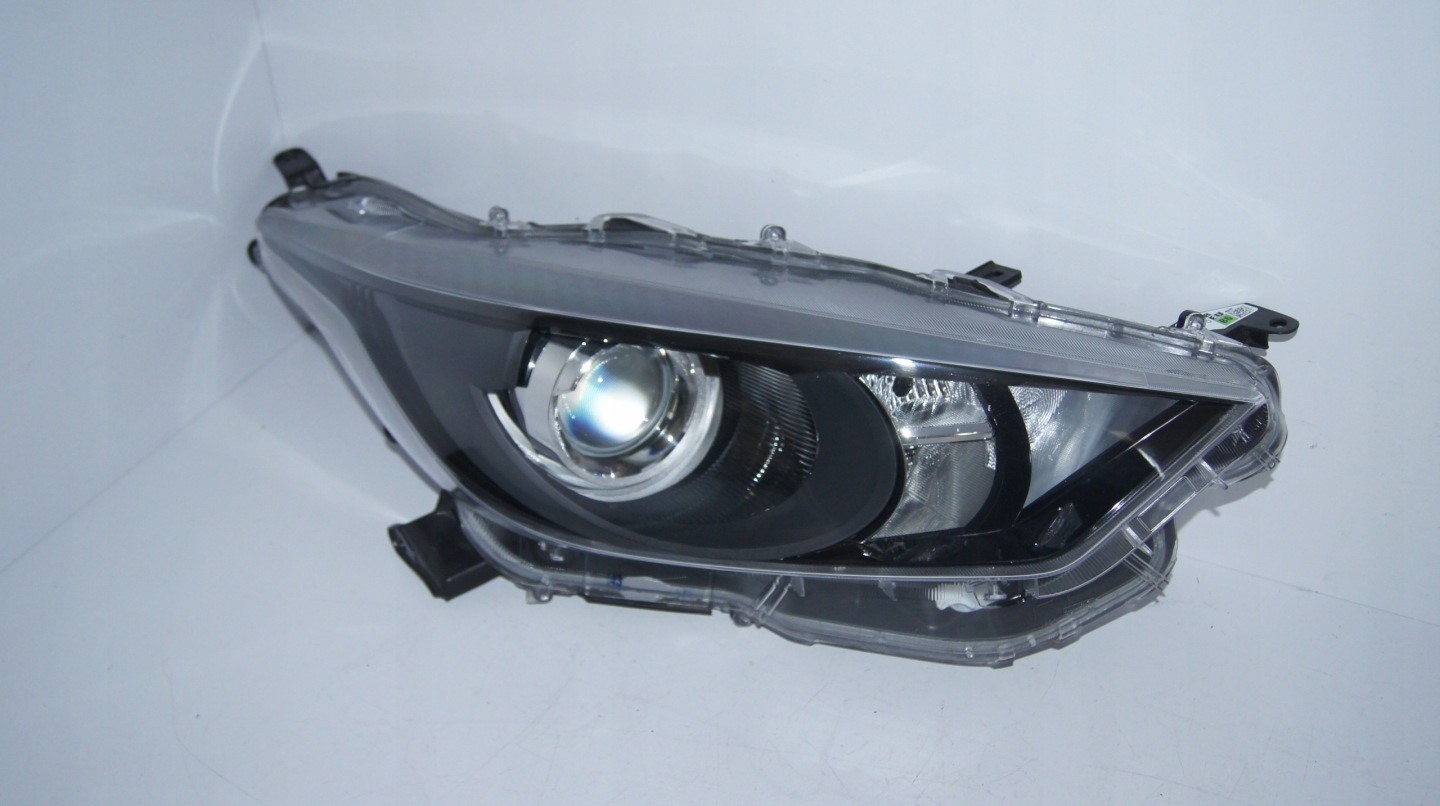 Frontscheinwerfer Toyota Yaris I P1 LED Rechts Scheinwerfer Headlight - Image 1