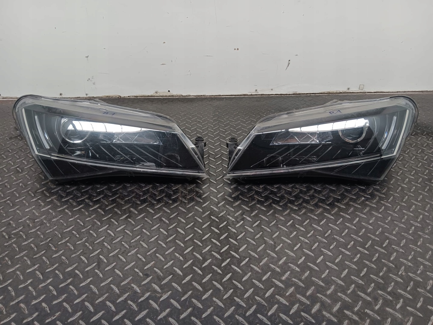 Frontscheinwerfer Skoda Superb 3U 3V1941015A Bi-Xenon Links Headlight - Image 1